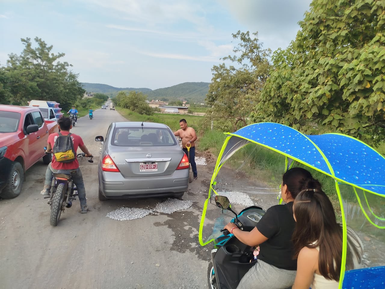 hombre bachea calles en la sierra guerrero