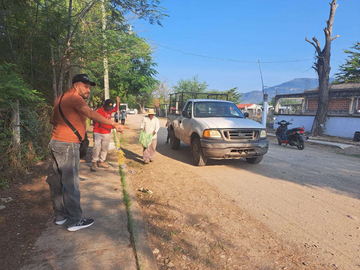 Oficialía Mayor realiza limpieza y mantenimiento en San Isidro